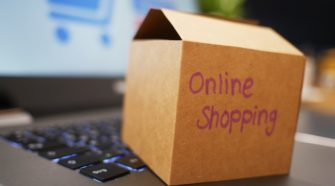 Online-Shop Konzept Schachtel auf Tastatur