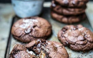 Schokoladen-Cookies gefüllt mit Karamel & Nussnougatcreme