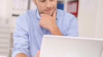 Internet-Nutzer vor Laptop