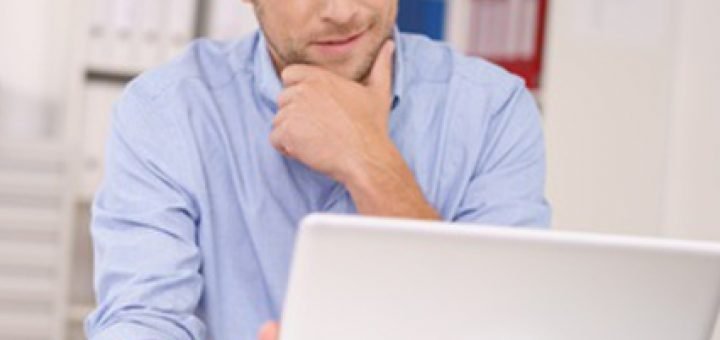 Internet-Nutzer vor Laptop