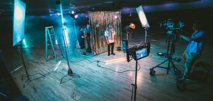 Videoproduktionstaette mit zwei Kameras, die auf einen Mann zeigen.