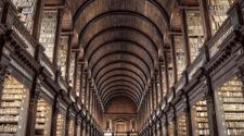 Riesiges Gewölbe, das als Bibliothek dient