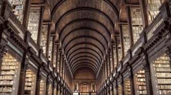 Riesiges Gewölbe, das als Bibliothek dient