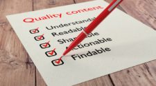 Roter Kugelschreiber, der Qualitäts-Checklisten ankreuzt