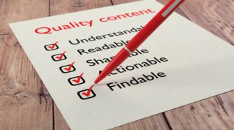 Roter Kugelschreiber, der Qualitäts-Checklisten ankreuzt