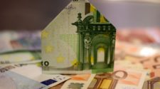 Thema Businesskredit: Aus Euroscheinen gebautes Haus