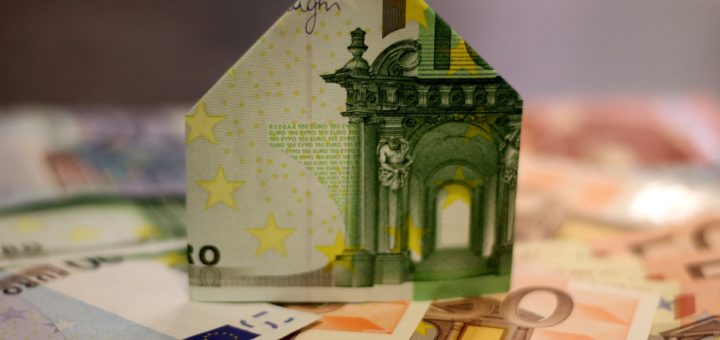 Thema Businesskredit: Aus Euroscheinen gebautes Haus