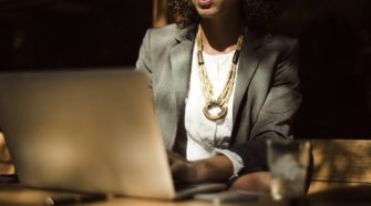 User Experience: Geschäftsfrau sitzt vor einem Laptop