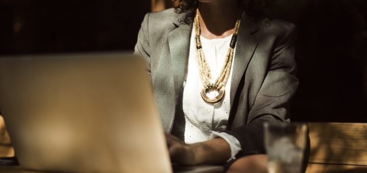 User Experience: Geschäftsfrau sitzt vor einem Laptop