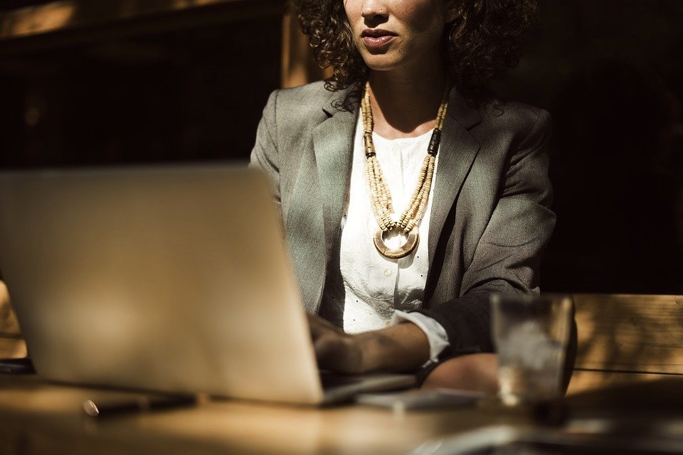 User Experience: Geschäftsfrau sitzt vor einem Laptop