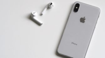 iPhone mit Bluetooth-Kopfhörern