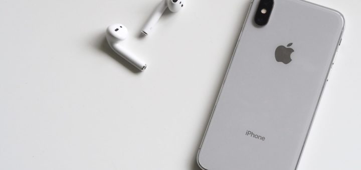iPhone mit Bluetooth-Kopfhörern