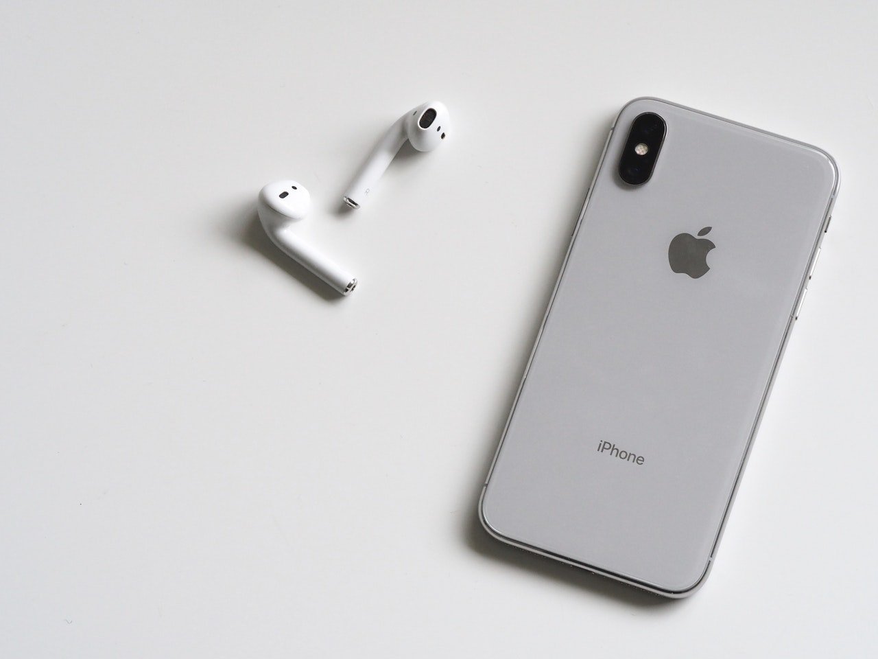 iPhone mit Bluetooth-Kopfhörern