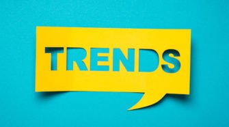 Gelbe Sprechblase mit "Trends" auf türkisem Hintergrund