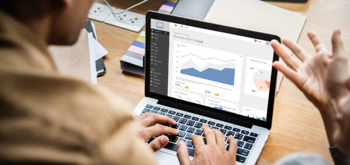 Mann arbeitet mit einem Notebook und nutzt ein Monitoring Tool
