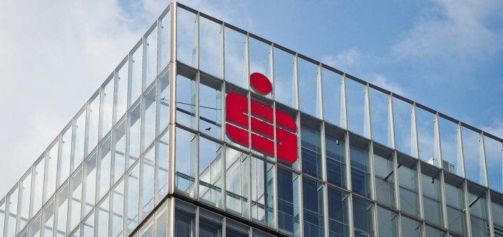 Moderne Bürogebäude mit Glasfront und Sparkassen-Logo