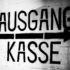Weißes Hinweisschild für Kasse und Ausgang