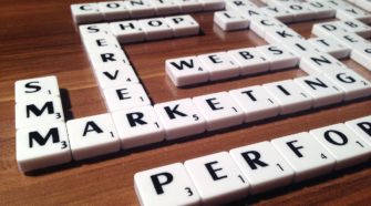 Schlagwörter zum Thema Content-Marketing mit Scrabble-Steinen zusammengelegt