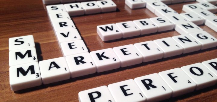 Schlagwörter zum Thema Content-Marketing mit Scrabble-Steinen zusammengelegt