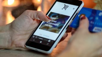 Frau mit Smartphone kauft online ein