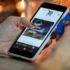 Frau mit Smartphone kauft online ein