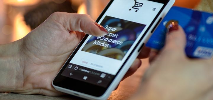 Frau mit Smartphone kauft online ein