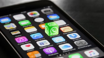 iPhone mit hervorgehobener WhatsApp-App