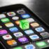 iPhone mit hervorgehobener WhatsApp-App