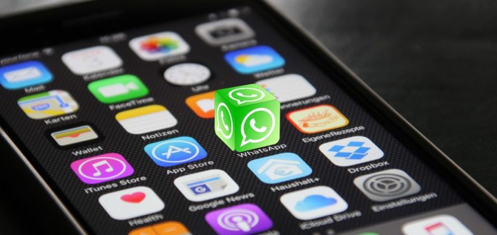 iPhone mit hervorgehobener WhatsApp-App