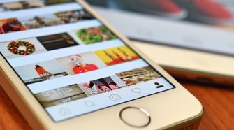 Handy mit Instagram App im Explore Feed