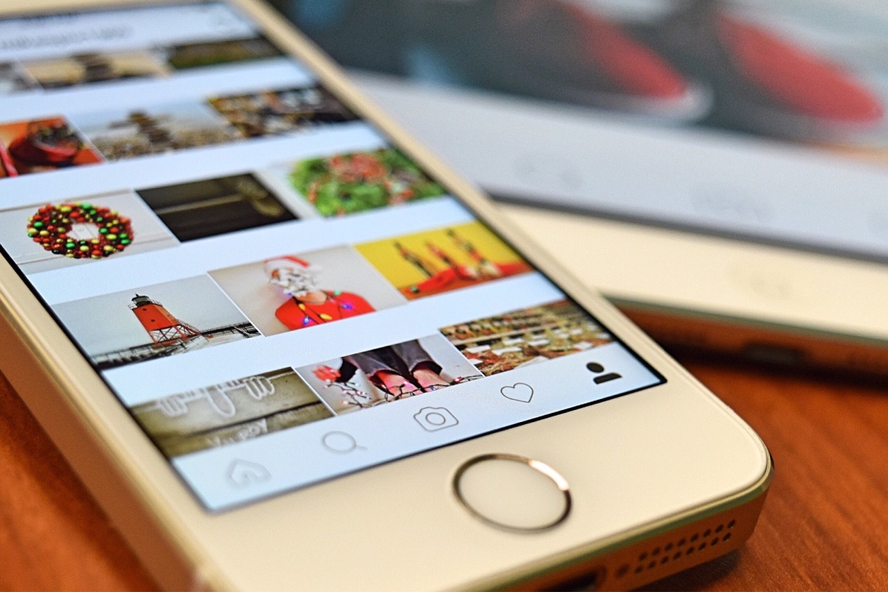 Handy mit Instagram App im Explore Feed