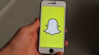 Smartphone mit Snapchat-Logo auf Bildschirm