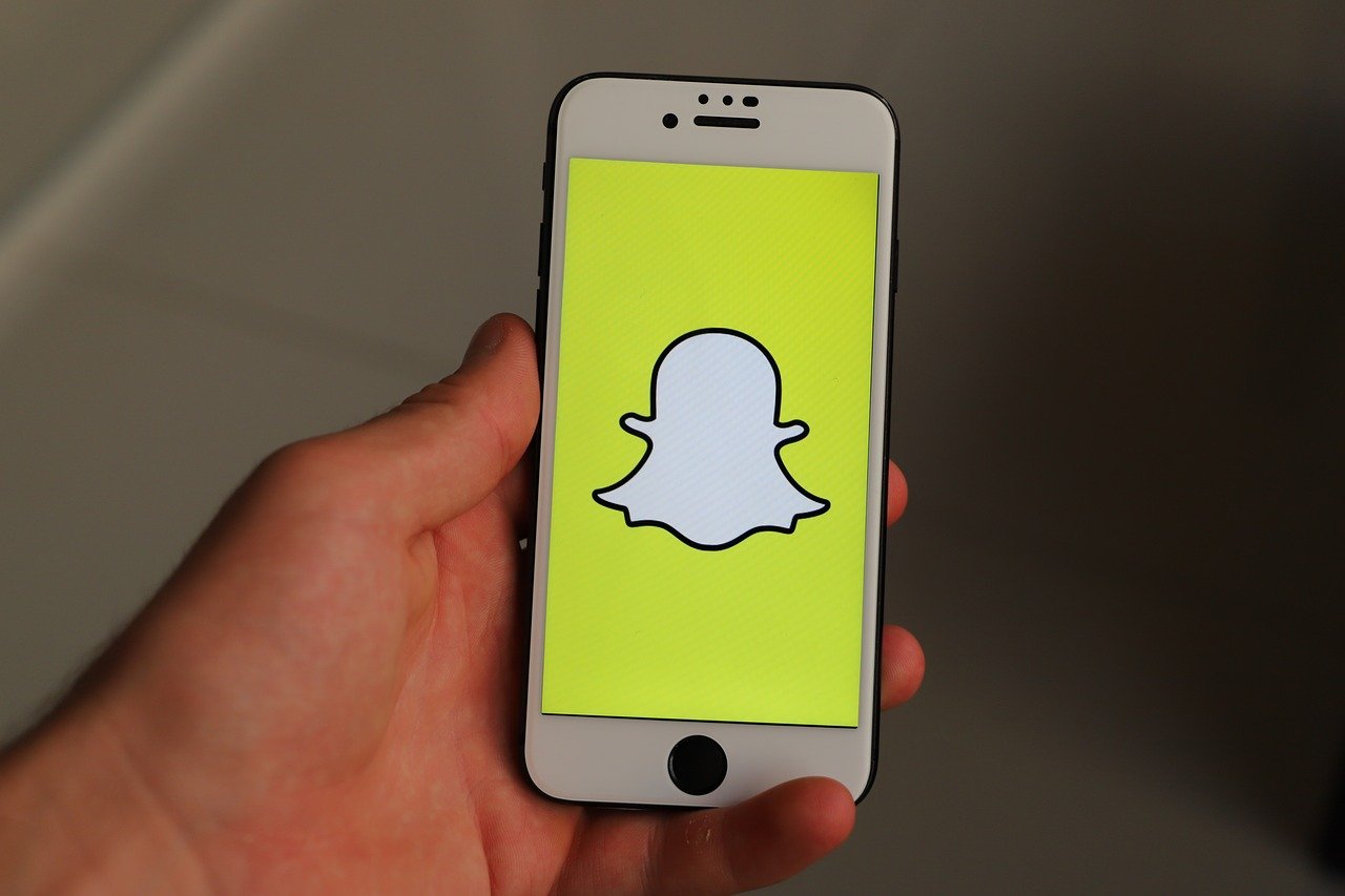 Smartphone mit Snapchat-Logo auf Bildschirm