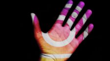 Handfläche Innsenseite bemalt mit dem Logo von Instagram