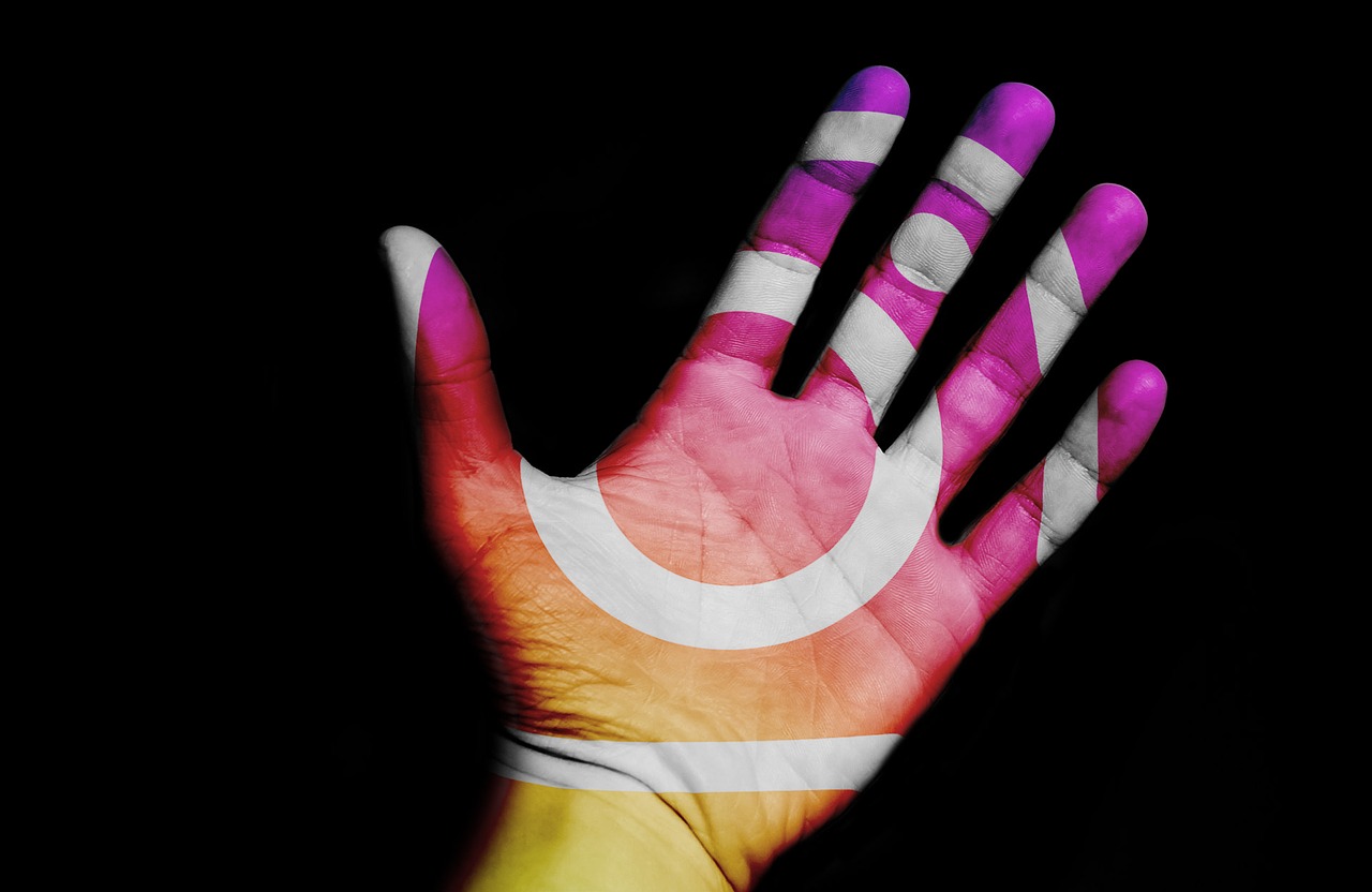 Handfläche Innsenseite bemalt mit dem Logo von Instagram