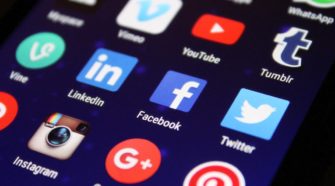 Smartphone-Display mit verschiedenen Apps, unter anderem Facebook