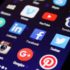 Smartphone-Display mit verschiedenen Apps, unter anderem Facebook