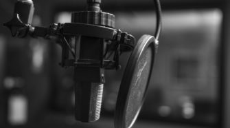 Mikrofon mit Spuckschutz für Podcast-Aufnahmen