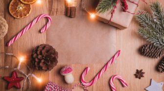 Weihnachtsdekoration wie Zuckerstangen, Kerzen und Geschenke vermitteln ein weihnachtliches Gefühl zur Weihnachtsstudie des Händlerbunds