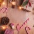 Weihnachtsdekoration wie Zuckerstangen, Kerzen und Geschenke vermitteln ein weihnachtliches Gefühl zur Weihnachtsstudie des Händlerbunds