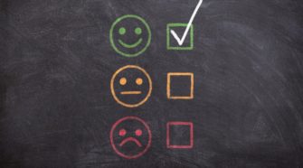 Tafel mit Smileys für Feedback und Kundenbewertungen
