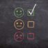 Tafel mit Smileys für Feedback und Kundenbewertungen