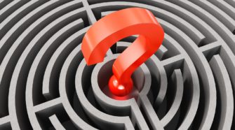 CMS Auswahl Checkliste Fragezeichen im Herzen eines Labyrinths