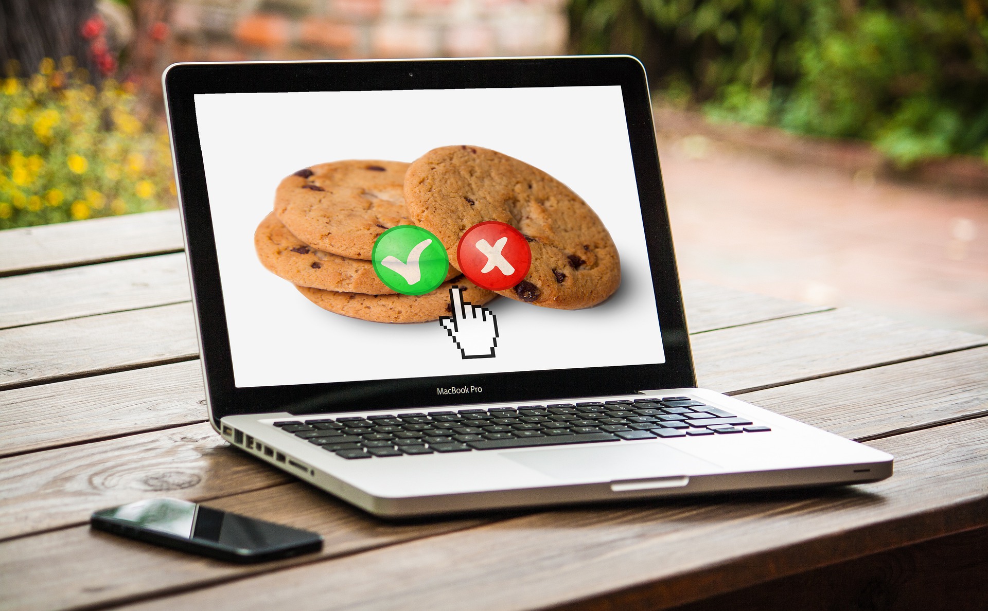 Google Tracking Alternative Laptop mit Cookies auf dem Bildschirm