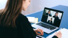 Virtuelle Events Frau vor Laptop im digitalen Meeting