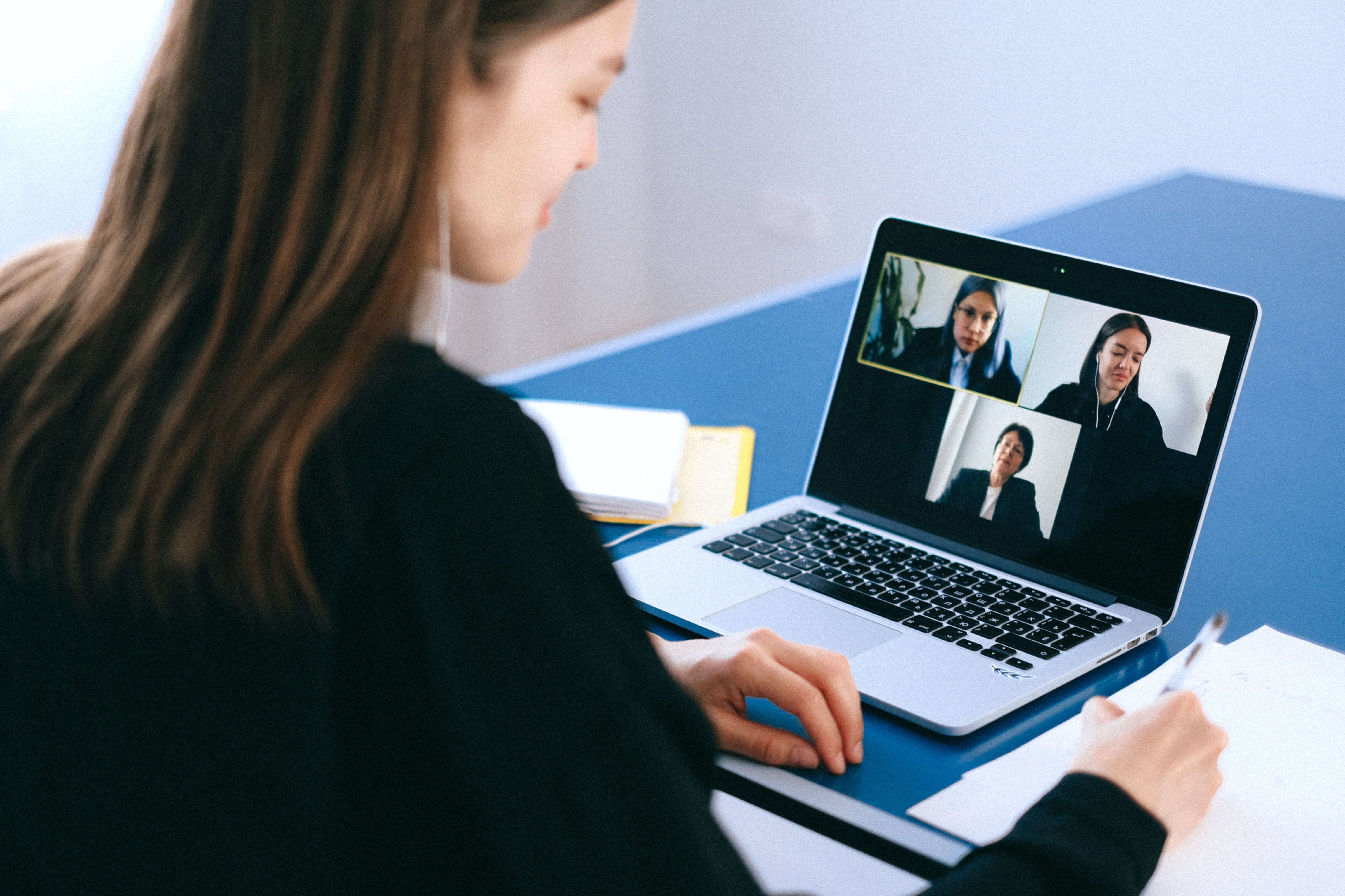 Virtuelle Events Frau vor Laptop im digitalen Meeting