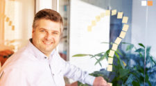 PIM Software Kosten Mann mit Fragezeichen