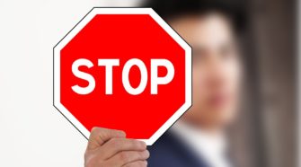 floc Stopschild mit Mann im Hintergrund