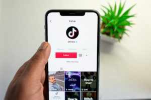 tiktok marketing tik tok app auf dem handy