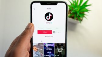 tiktok marketing tik tok app auf dem handy
